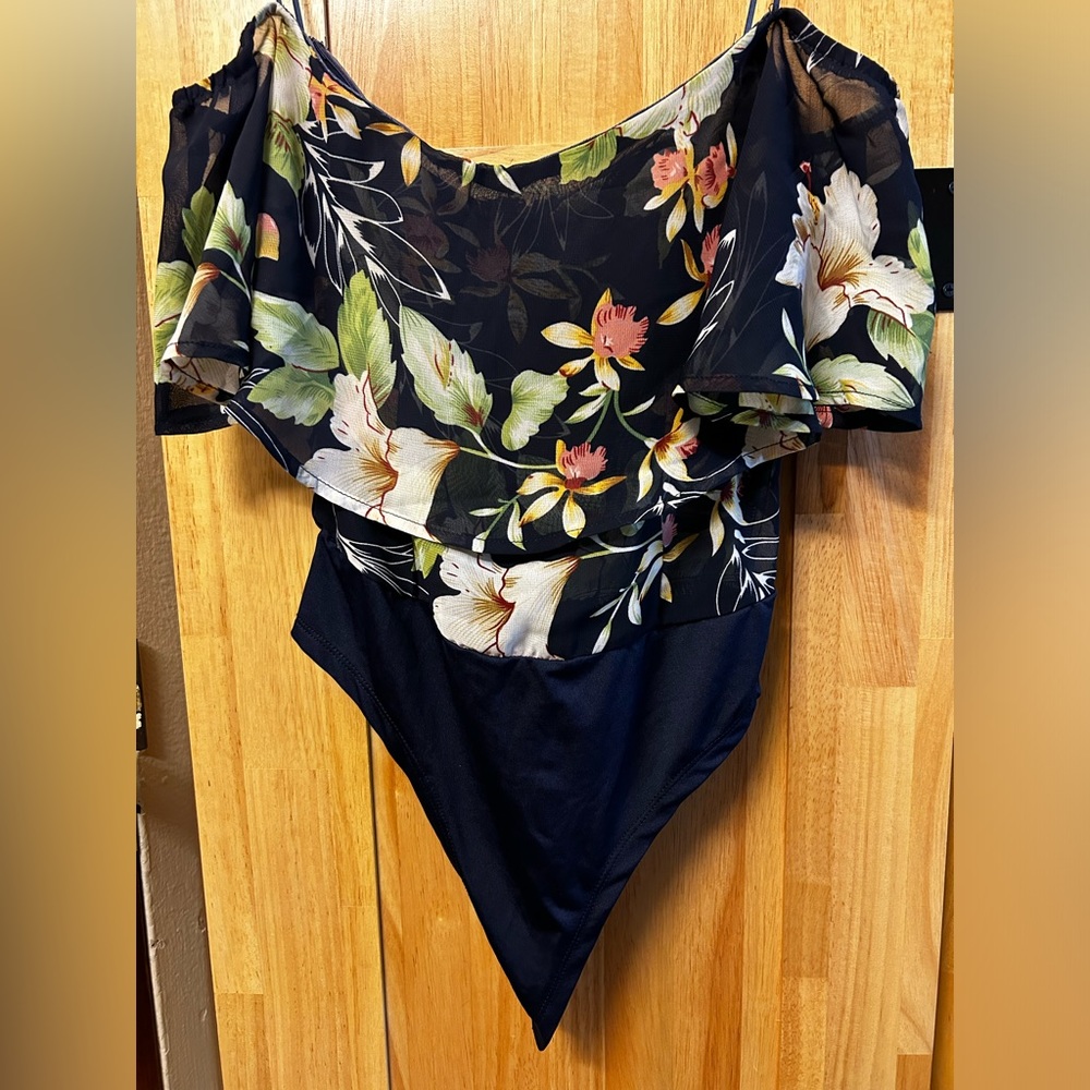 Floral Elgance: Fashion Nova’s Navy Blue Bodysuit in Extra Small